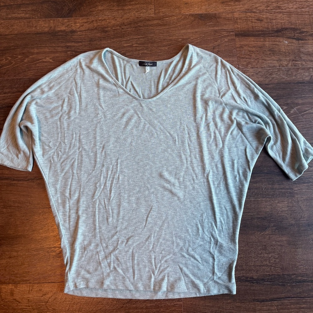 Laila Jayde Light Gray Short Sleeve Top